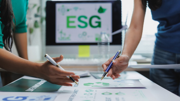 ESG a gyakorlatban: Éghajlatváltozás, fenntarthatóság és dekarbonizáció a pénzügyi szektorban